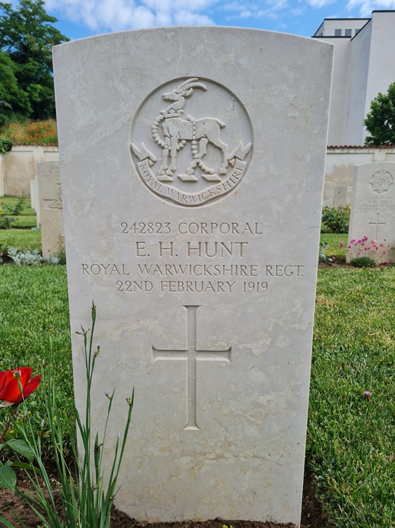 grave for eh hunt